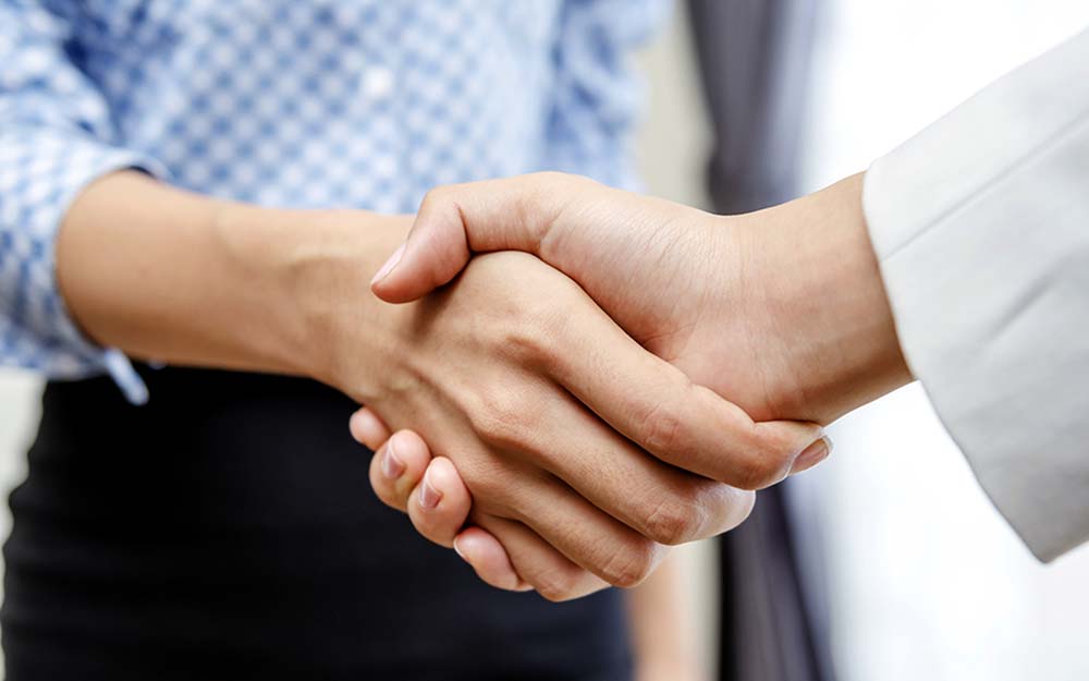 borrowers and investors shaking hands in agreement